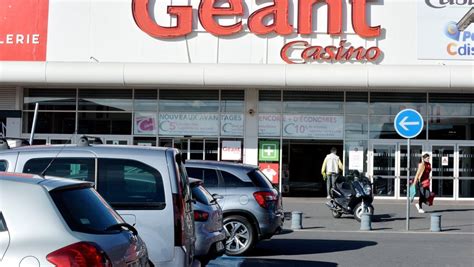 Deux des hypermarchés Casino à Montpellier cédés à Auchan et .